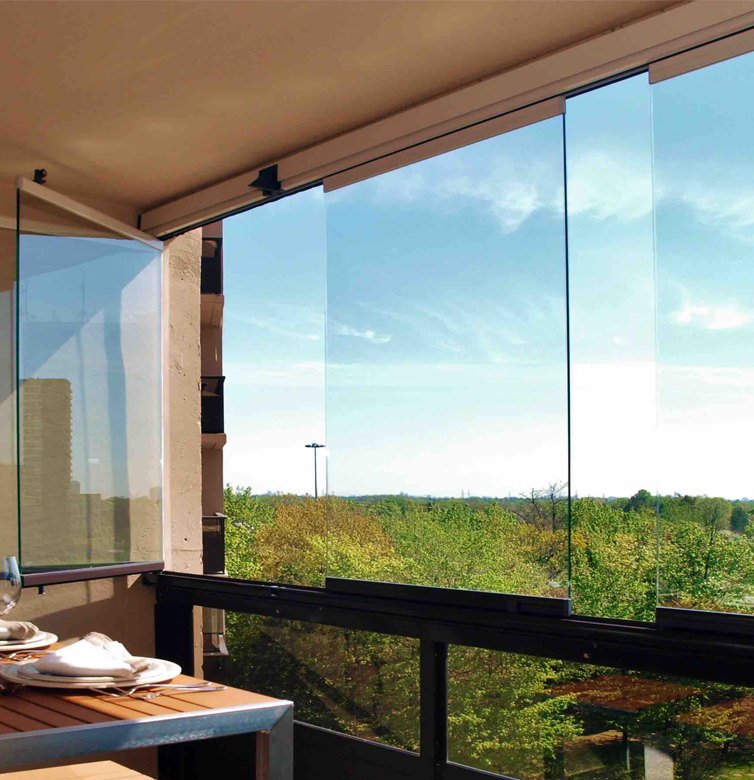 מערכת סגירה זכוכית לפרגולה עם דלתות הזזה שקופות