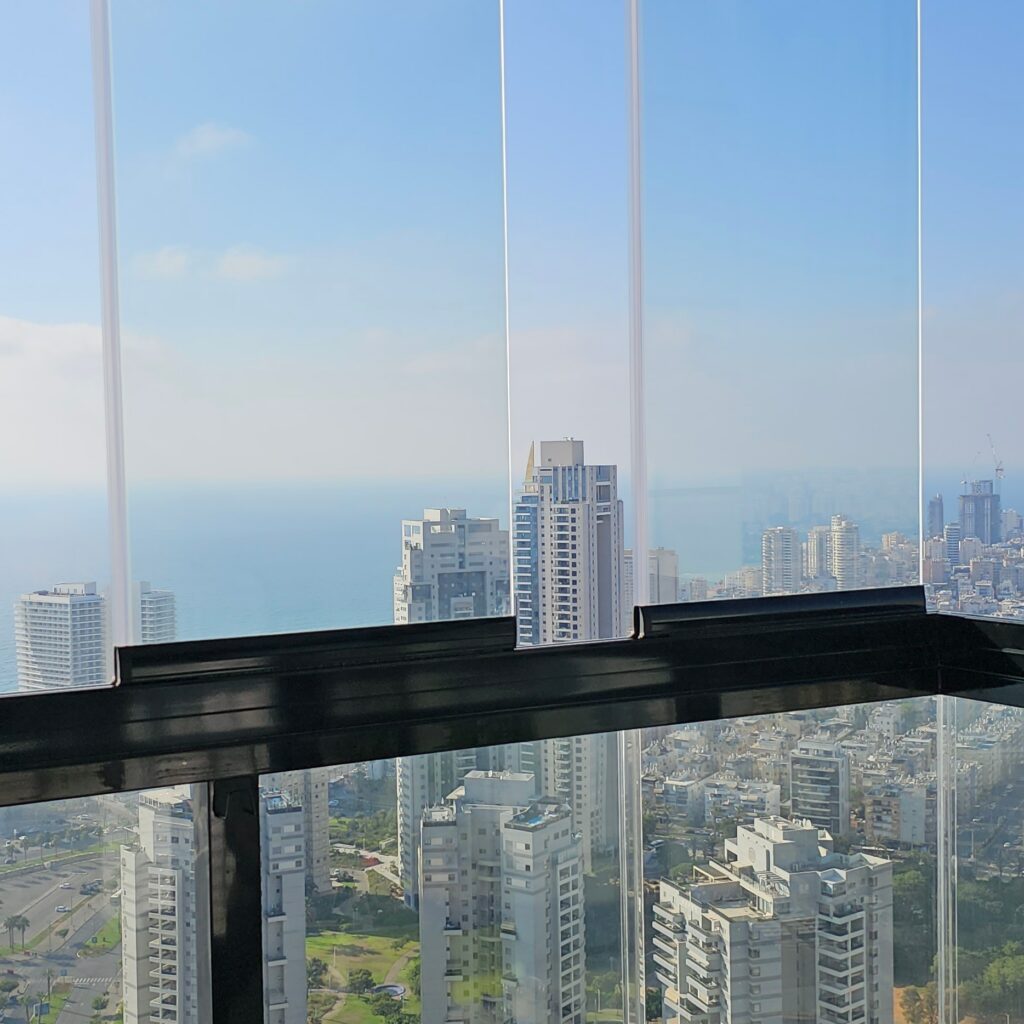 סגירת מרפסת עם חלונות הזזה